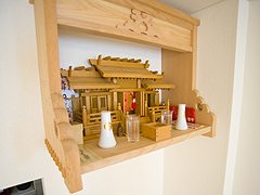 相が美しい神棚は大工の技が光る逸品。 to様邸